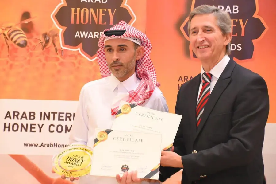 استلام جائزة Arab Honey Awards
